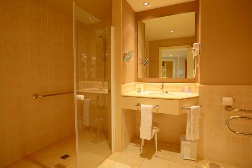 埃斯特山谷高尔夫度假酒店的一间浴室