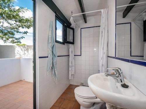 Cap d'en FontVILLA EN CAP EN FONT的一间带水槽和卫生间的浴室以及窗户。