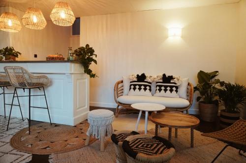 普里瓦尚米特酒店的客厅配有沙发和桌椅