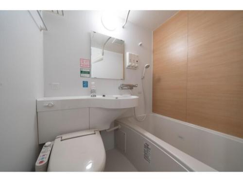 仙台R&B Hotel Sendai Higashiguchi - Vacation STAY 14656v的浴室配有卫生间、盥洗盆和浴缸。
