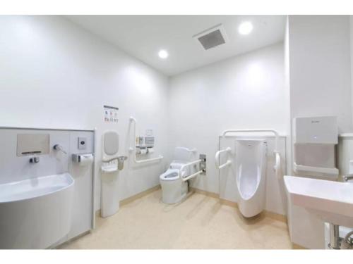 大阪R&B Hotel Shin Osaka Kitaguchi - Vacation STAY 15208v的白色浴室设有2个卫生间和水槽