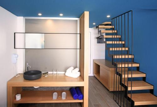 玛利亚美罗皮公寓式酒店的浴室设有楼梯、水槽和楼梯间