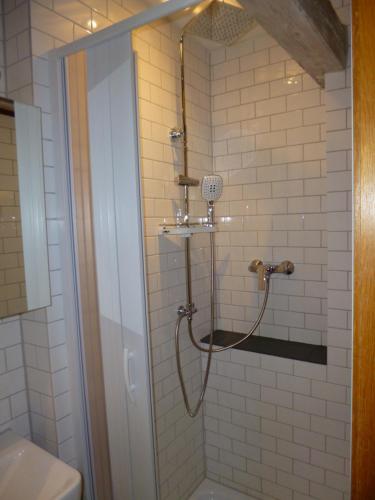 福森Lucky Home Spitzweg Appartment的带淋浴的浴室,带玻璃门