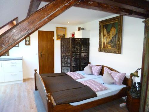福森Lucky Home Spitzweg Appartment的一间卧室配有带粉红色枕头的床