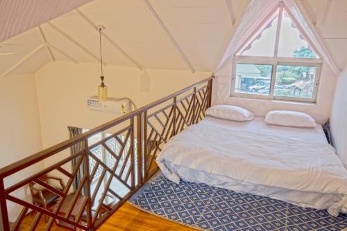 马哈巴莱斯赫瓦尔Kabila Agro Tourism的一间卧室设有一张床和一个窗口