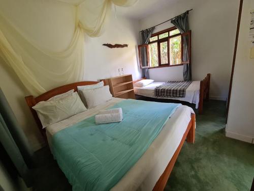 韦尔卡鲍Casa da Trilha的一间卧室设有两张床和窗户。