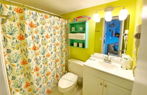 代托纳海滩Harbour Beach Resort Studios!的浴室配有淋浴帘、卫生间和盥洗盆。