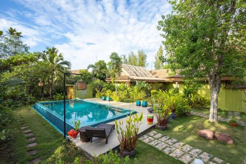 安帕瓦阿希塔生态度假酒店 的一座房子后院的游泳池