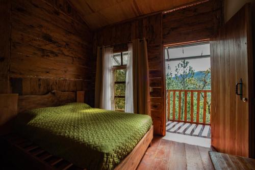 PerquínVilla Verde的一间卧室设有一张床和一个大窗户