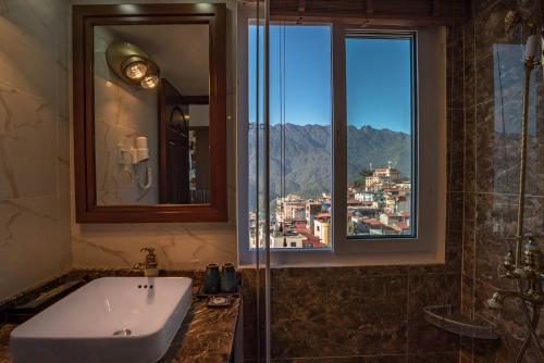 萨帕萨帕地平线酒店的一间带水槽和窗户的浴室