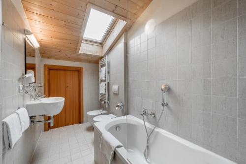 蒂罗尔-泽费尔德Apartment Torri di Seefeld的带浴缸、卫生间和盥洗盆的浴室