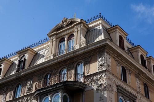 热那亚布里斯托宫殿酒店的一座带阳台的建筑