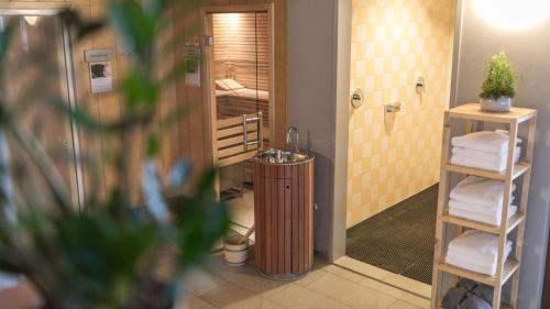 巴托洛梅贝格蒙塔丰JUFA酒店的带淋浴、加热器和毛巾的浴室