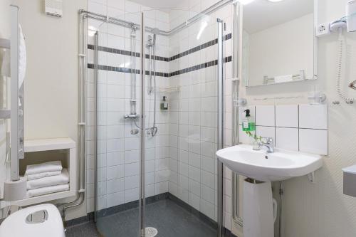 法格斯塔法格斯塔瓦德西塞特C狄更斯酒店的带淋浴、盥洗盆和卫生间的浴室