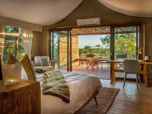 Imagine Africa Luxury Tented Camp客房内的一张或多张床位