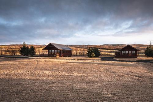 HellisholarSmáratún Cottages & Chalets的土路旁两座田地的建筑物