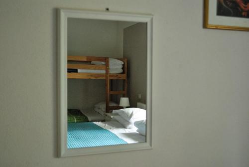 巴尔加Villa Gherardi - B&B e Hostel的卧室配有一张双层床,镜子反射