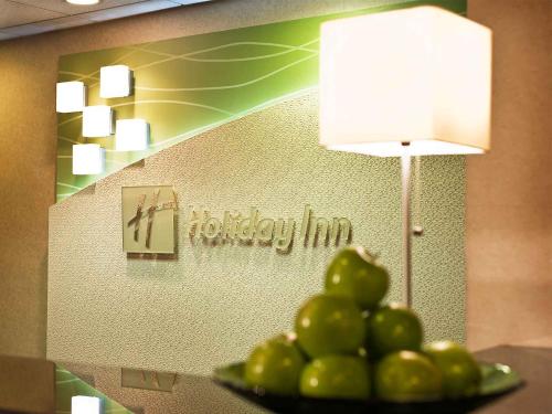 阿林顿Holiday Inn National Airport/Crystal City, an IHG Hotel的在酒店房间桌子上放上一盘绿色葡萄