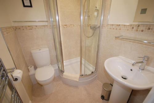 约克Abbey Guest House York的浴室配有卫生间、淋浴和盥洗盆。