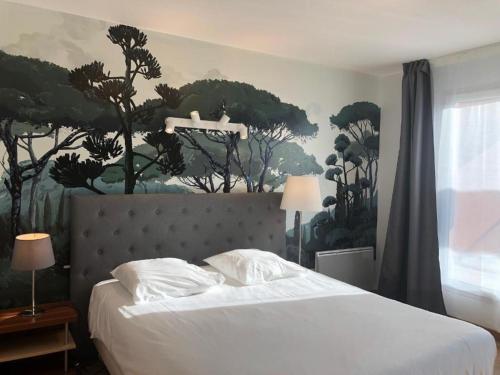 昆西苏斯纳特瓦尔塞纳尔特第一大道酒店的一间卧室配有一张壁画床