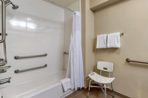 伯尼德克萨斯州山坡乡村康福特茵套房酒店的带淋浴和浴缸的浴室