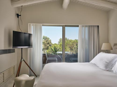 沃尔沃罗艾克斯享受度假村的一间卧室设有一张床和一个大窗户