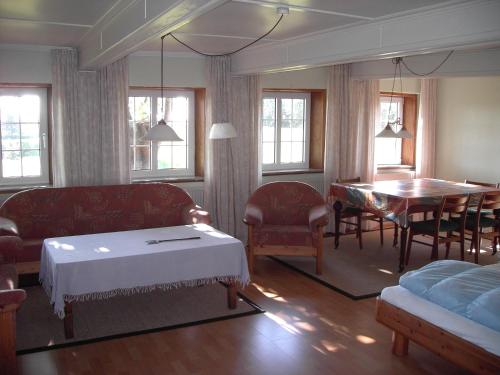 斯凯拜克Astrupgaard Farm Holiday的客厅配有沙发和桌子