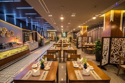 Purple Lotus Hotel餐厅或其他用餐的地方