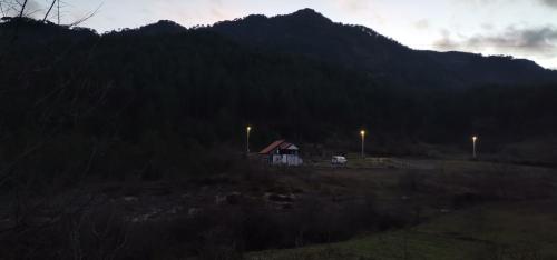 特雷比涅Trebinje - Lastva - Vikendica Vukovic-的山中灯火通明的房子