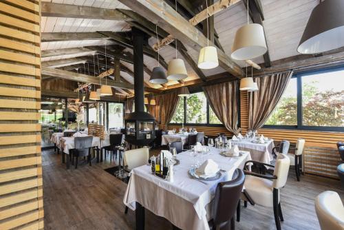 Ethno Houses Plitvice Lakes Hotel餐厅或其他用餐的地方