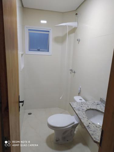 伯迪亚哥Pousada Village Maitinga的一间带卫生间、水槽和窗户的浴室