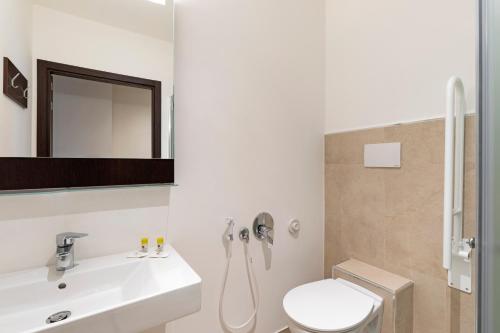 萨沃纳萨沃纳住宿加早餐酒店的一间带水槽、卫生间和镜子的浴室