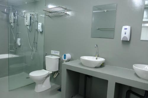瓜拉丁加奴D’Razna Inn的浴室配有卫生间、盥洗盆和淋浴。