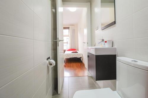 巴塞罗那赫罗纳108酒店的白色的浴室设有卫生间和水槽。