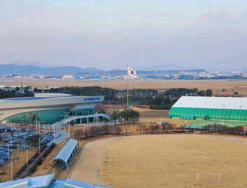 仁川市Cozy - Good Vibes Studio的一座拥有大型建筑和大型场地的机场