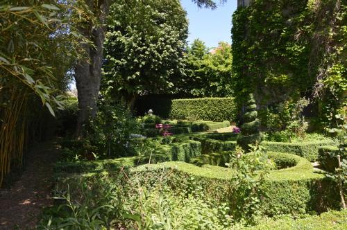 Bois-Sainte-MarieMaison d'hôtes - Les Tillets的一个带绿树荫和池塘的花园