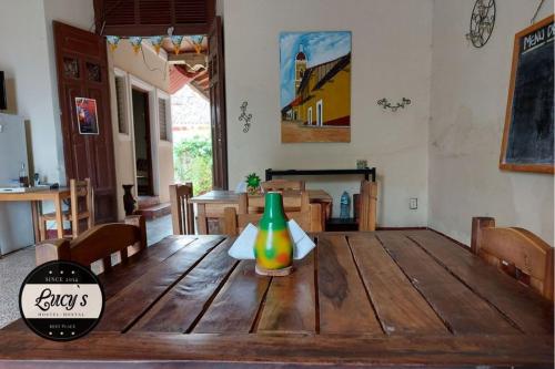 格拉纳达Casa Lucys Hostal的一张木桌,上面有一个花瓶