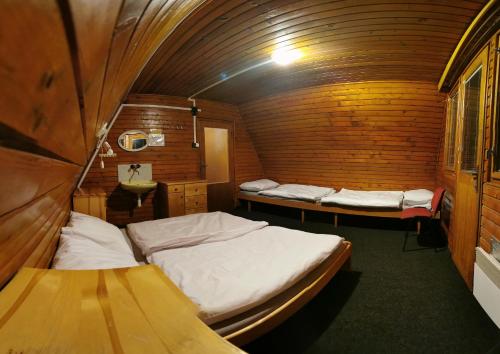 Chata pod májovou muldou客房内的一张或多张床位