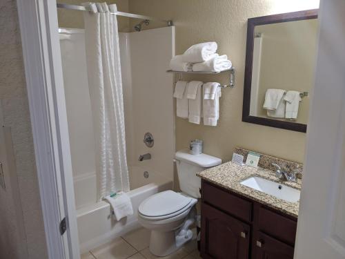 克拉尔维尔MainStay Suites Coralville - Iowa City的浴室配有卫生间、盥洗盆和淋浴。