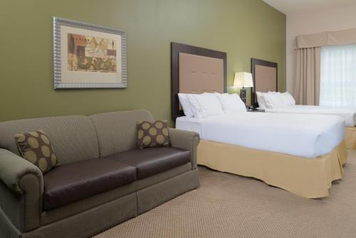塞奎姆北塞科维姆智选假日酒店的酒店客房,设有两张床和一张沙发