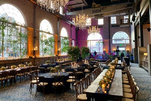 新奥尔良NOPSI Hotel New Orleans的用餐室配有桌椅和吊灯。