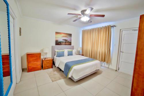 Pearl Aruba Condos客房内的一张或多张床位