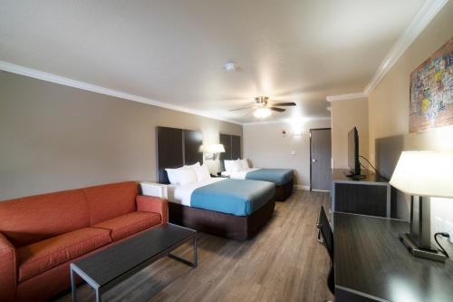 科珀斯克里斯蒂Econo Lodge Inn & Suites Corpus Christi的酒店客房,配有床和沙发