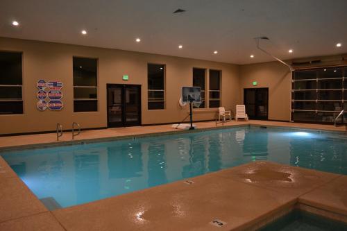 埃斯卡兰特Canyon Country Lodge的一座带电视的大型游泳池,位于一座建筑中
