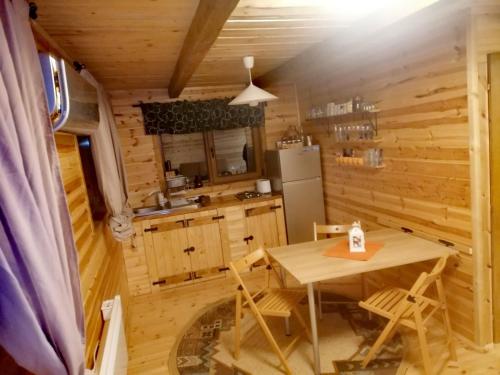 FăgeţelNexus B2的木制厨房配有桌子和冰箱