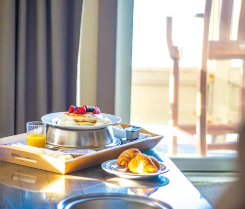 半月湾米拉马尔海滩龙柏酒店的一张桌子,上面放着两盘食物