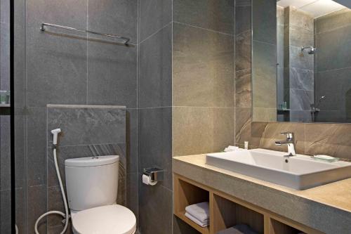 武吉丁宜Hotel Santika Bukittinggi的一间带卫生间和水槽的浴室
