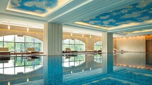 广州阳光酒店内部或周边的泳池
