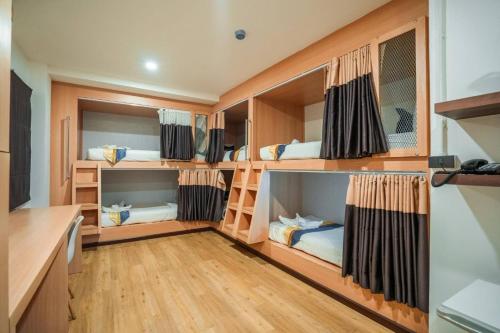 奈扬海滩Phuket Airport Place - SHA Plus的房屋内带双层床的房间