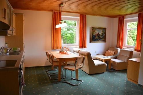 Schöder索尔霍夫公寓的厨房以及带桌椅的起居室。